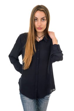 Genç, sıradan, güzel bir kadın, beyazlar içinde.