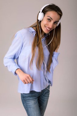 Kadın müzik dinliyor.