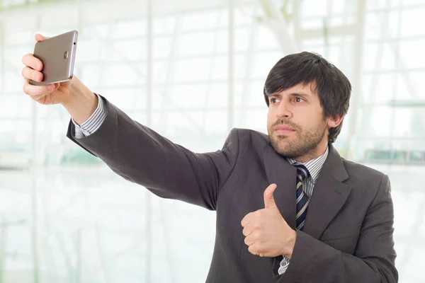Geschäftsmann in Anzug und Krawatte macht Selfie-Foto mit Handy — Stockfoto