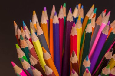 Koyu arkaplanda, ahşap renkli kalemler.