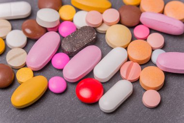 farklı tabletler haplar kapsül yığınları karışık terapi ilaçları