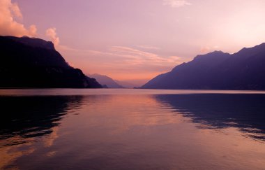 İsviçre, Brienz 'de gün batımında İsviçre Gölü