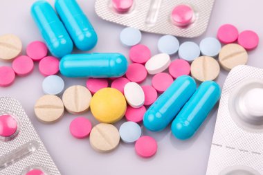 farklı tabletler haplar kapsül yığınları karışık terapi ilaçları