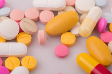 farklı tabletler haplar kapsül yığınları karışık terapi ilaçları