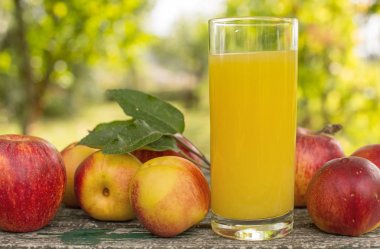 meyve ve şeftali suyu ahşap bir masada, açık havada.