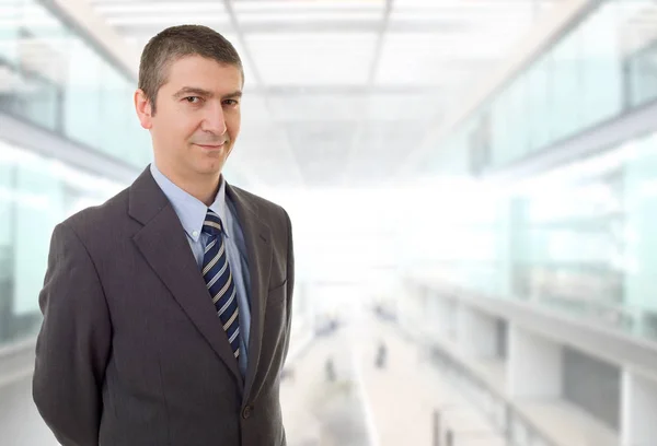 Heureux portrait d'homme d'affaires au bureau — Photo