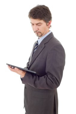 Bir tabletle çalışan genç işadamı, izole edilmiş.