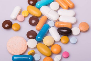 farklı tabletler haplar kapsül yığınları karışık terapi ilaçları