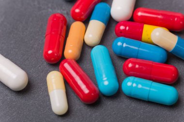 farklı tabletler haplar kapsül yığınları karışık terapi ilaçları