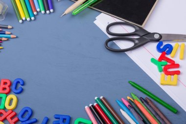 Mavi ahşap arka planda okul konseptine dönelim.