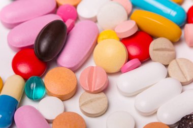 farklı tabletler haplar kapsül yığınları karışık terapi ilaçları