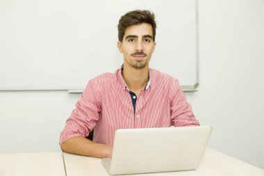 Sınıfta gelişigüzel bir genç öğrenci.