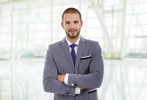 Jeune homme d'affaires portrait au bureau — Photo