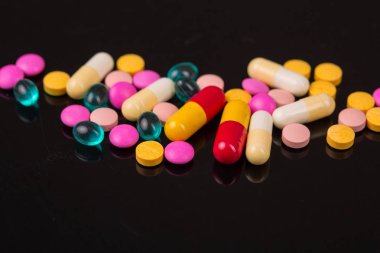 farklı tabletler haplar kapsül yığınları karışık terapi ilaçları