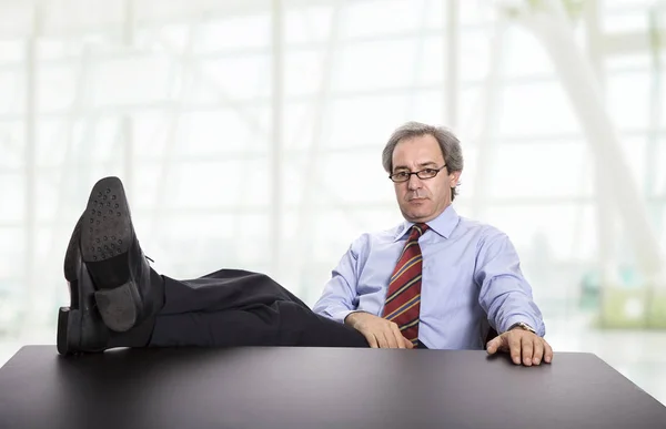 Mature business man on a desk, at the office — Stock Photo, Image