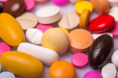 farklı tabletler haplar kapsül yığınları karışık terapi ilaçları