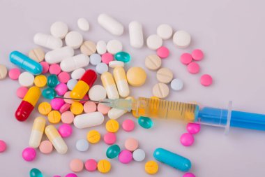 farklı tabletler haplar kapsül yığınları karışık terapi ilaçları