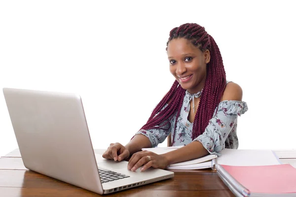 Mujer de negocios que trabaja con un ordenador portátil en un escritorio, aislado — Foto de Stock