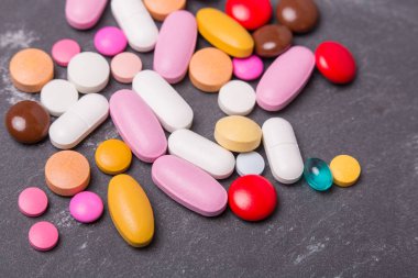 farklı tabletler haplar kapsül yığınları karışık terapi ilaçları
