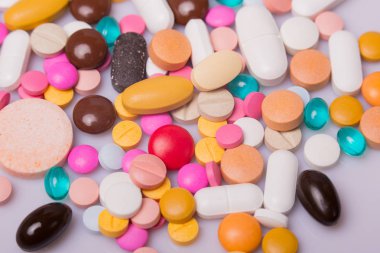 farklı tabletler haplar kapsül yığınları karışık terapi ilaçları