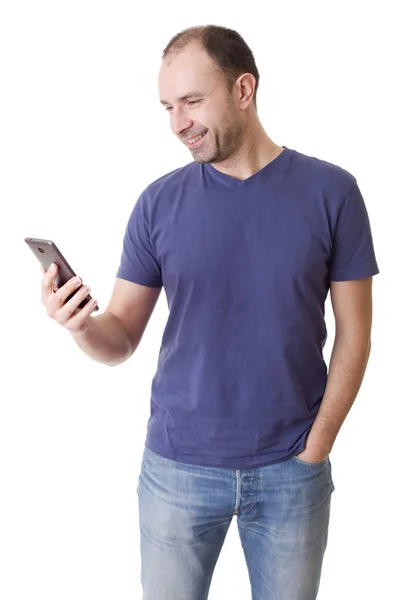 Молодой случайный счастливый человек с телефоном, изолированный — стоковое фото