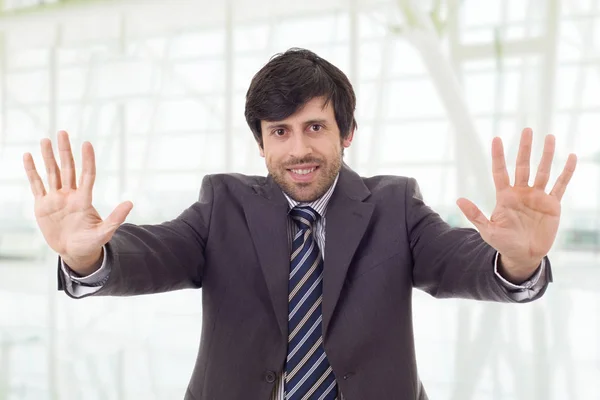 Retrato del hombre de negocios feliz en la oficina — Foto de Stock