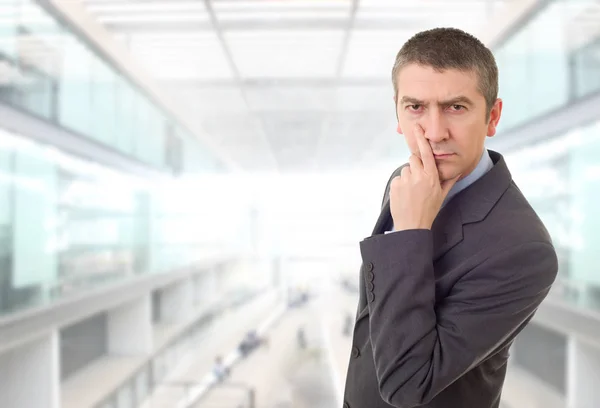 Jungunternehmer denken, im Büro — Stockfoto