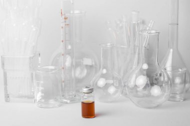 Araştırma laboratuarı çeşitli cam ekipmanları mavi tonda.