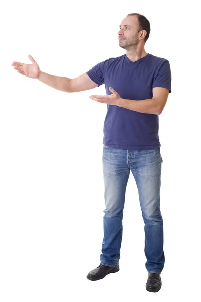 Hombre casual con el brazo hacia fuera en un gesto de muestra, aislado —  Fotos de Stock