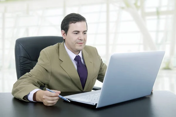Uomo d'affari che lavora con è computer portatile, in ufficio — Foto Stock