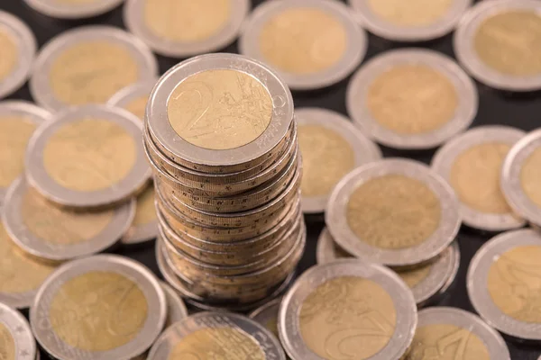 Vista superior de cerca la imagen de gran cantidad de monedas de dinero en euros. — Foto de Stock