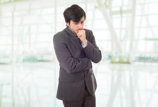 Zakenman denken, op kantoor — Stockfoto