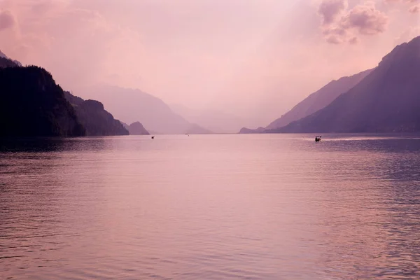 석양에 떠 있는 스위스, 브리엔 즈 호수 — 스톡 사진