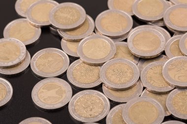 Avro paralarının büyük bir kısmının üst görünüm resmini kapat.