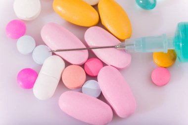 farklı tabletler haplar kapsül yığınları karışık terapi ilaçları