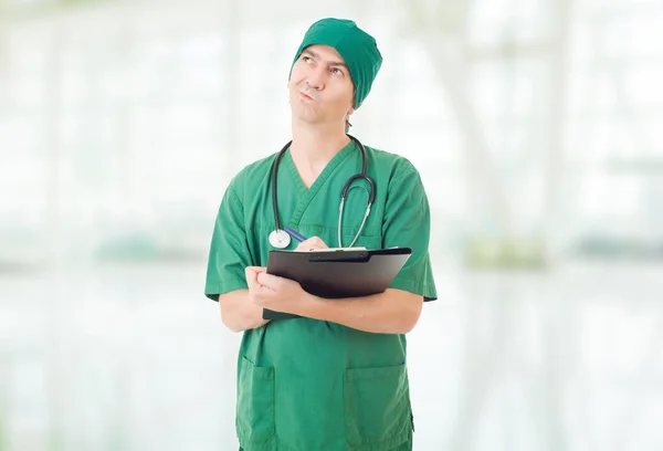 Krankenschwester denkt mit seinen Notizen im Krankenhaus — Stockfoto