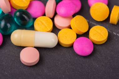 farklı tabletler haplar kapsül yığınları karışık terapi ilaçları