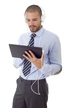 Bir tabletle çalışan genç işadamı, izole edilmiş.