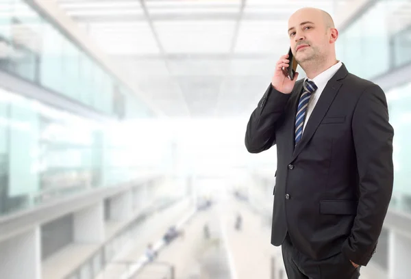 Orolig affärsman på telefon, på kontoret — Stockfoto