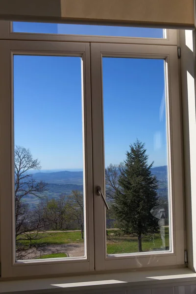 Vista desde una ventana en una habitación en las montañas —  Fotos de Stock