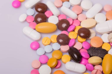 farklı tabletler haplar kapsül yığınları karışık terapi ilaçları
