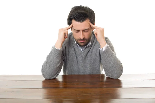 Besorgter Mann auf einem Schreibtisch, isoliert — Stockfoto