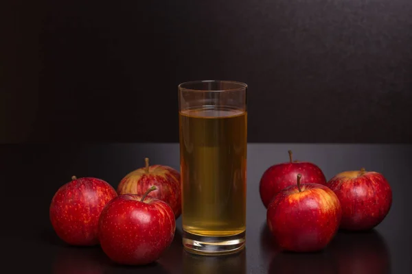 Äppeljuice Svart Bakgrund — Stockfoto