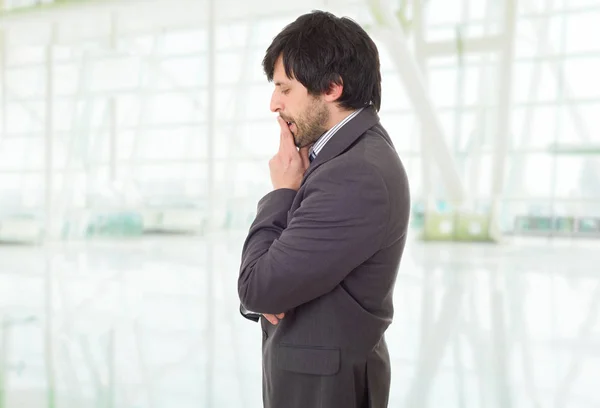 Geschäftsmann denken, im Büro — Stockfoto