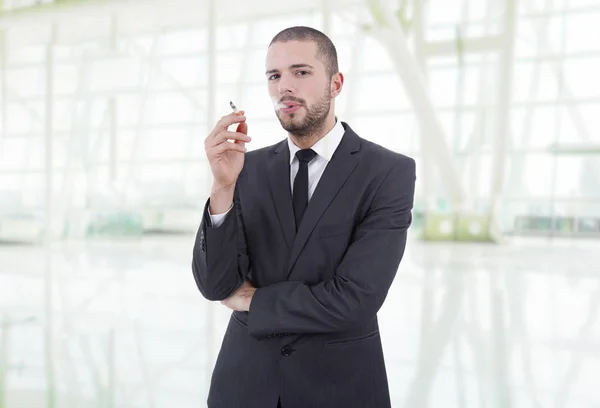 事務所でタバコを吸うビジネスマン — ストック写真