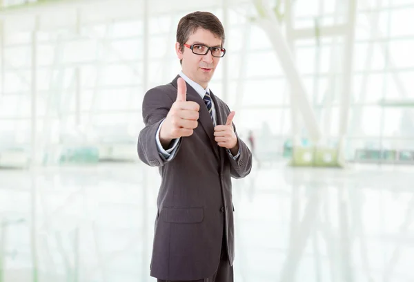 Homem de negócios indo polegar para cima, no escritório — Fotografia de Stock