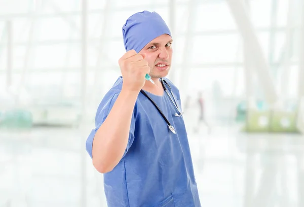 Šílený doktor s injekční stříkačkou v nemocnici — Stock fotografie