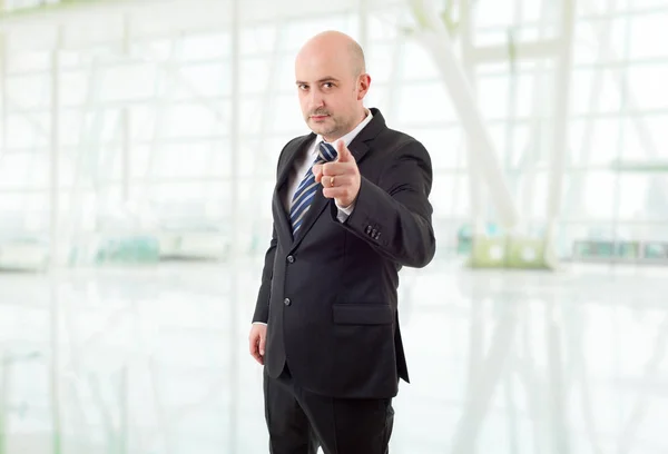 Mad business man pointing, at the office — Stock Photo, Image