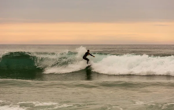 Surfer bij zonsondergang — Stockfoto