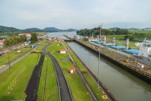 パナマ運河の船 — ストック写真